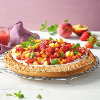 Erdbeer-Pfirsich-Kuchen auf Marzipan-Makronen-Boden