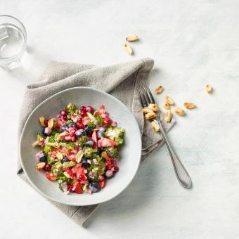 Sommerbeeren-Brokkoli-Salat mit Himbeer-Joghurt-Dressing