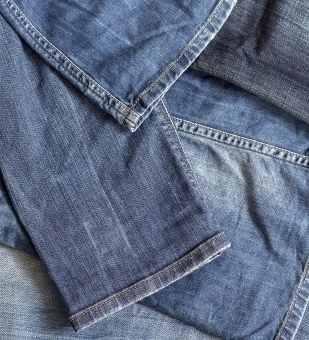 Jeans kürzen – der Saum bleibt